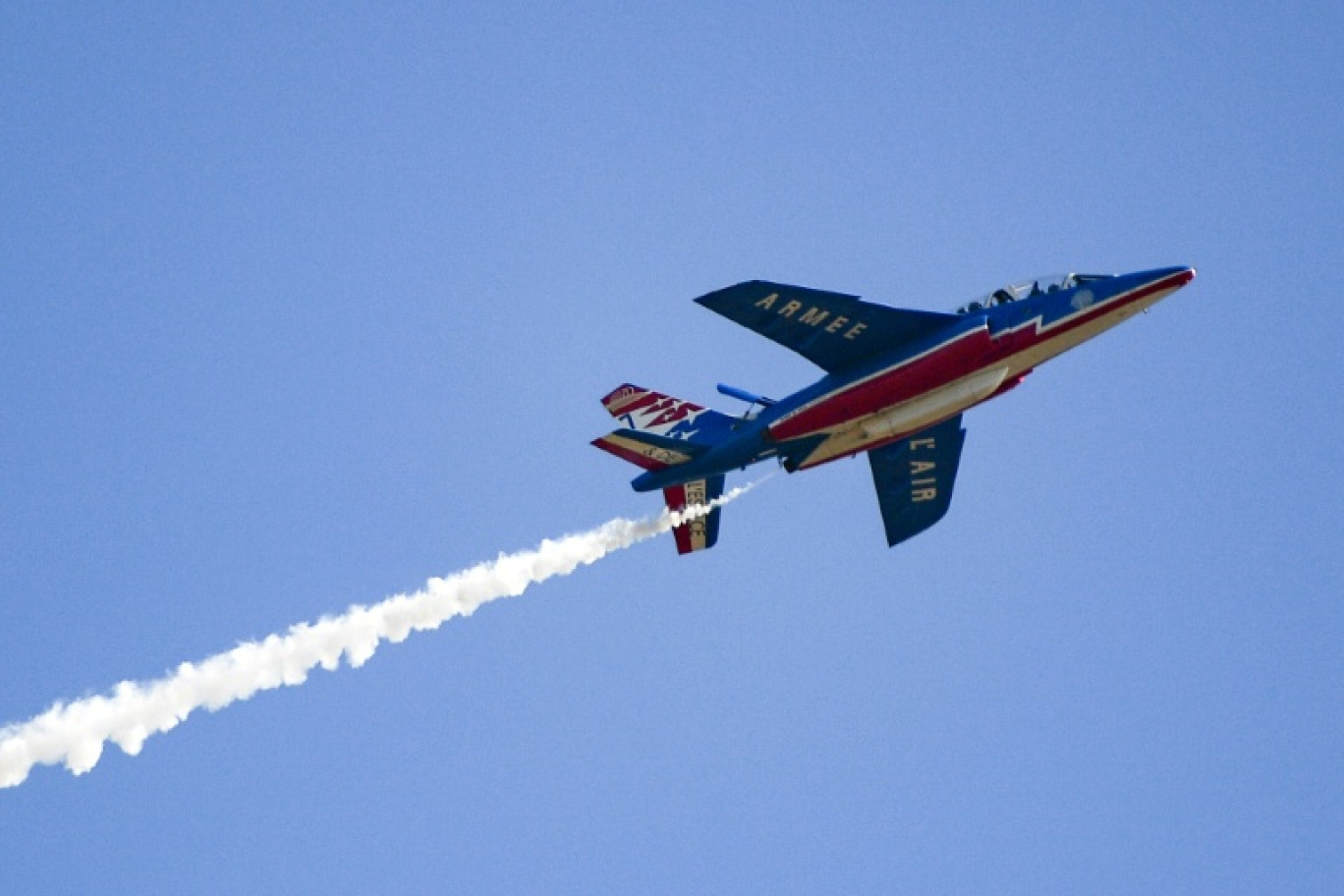 Un Alpha Jet de la Patrouille de France lors d'un vol de démonstration au Bourget, le 23 juin 2023 © Christophe ARCHAMBAULT