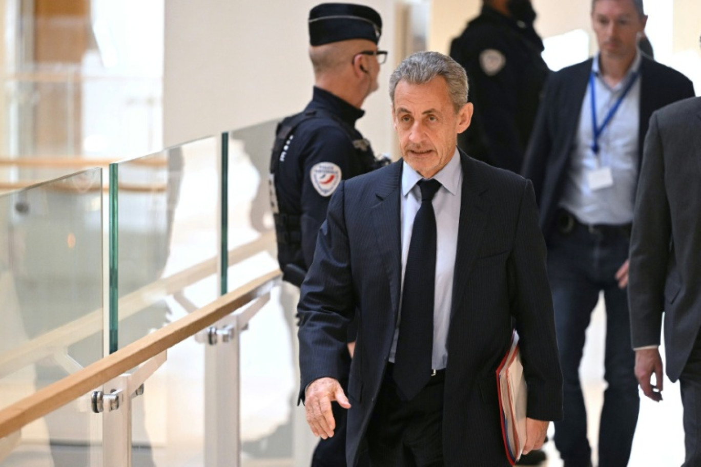 L'ancien président Nicolas Sarkozy arrive à une audience du procès des soupçons de financement libyen, le 25 mars 2025 à Paris © Hugo MATHY