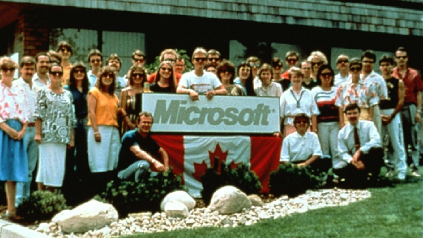 Photo fournie par Microsoft montrant des employés de Microsoft Canada devant le siège du groupe à Toronto, le 28 février 1988, avec Malcom MacTavish (c), alors patron de la branche © -