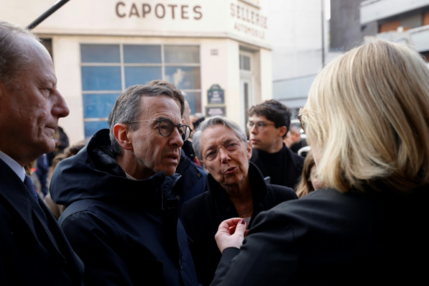 Le ministre français de l'Intérieur Bruno Retailleau (2e-gauche) et la ministre française de l'Éducation Elisabeth Borne (2e-droite) devant le lycée professionnel régional Beaugrenelle à Paris le 27 mars 2025, pour participer à une opération de contrôle des sacs des étudiants © GEOFFROY VAN DER HASSELT