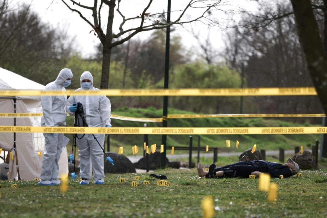 Des étudiants de l'école CY Forensic prennent des photos sur la reconstitution d'une scène de crime lors d'une session de formation à Neuville-sur-Oise, au nord-est de Paris, le 21 mars 2025 dans le Val d'Oise © ALAIN JOCARD