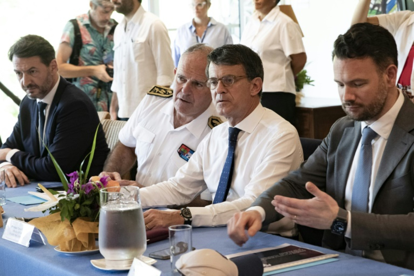 Le ministre des Outre-mer Manuel Valls (2e à d) au côté du Haut commissaire de la Nouvelle-Calédonie Louis Lefranc (2e à g) durant une réunion à Nouméa, le 28 février 2025 © Delphine MAYEUR
