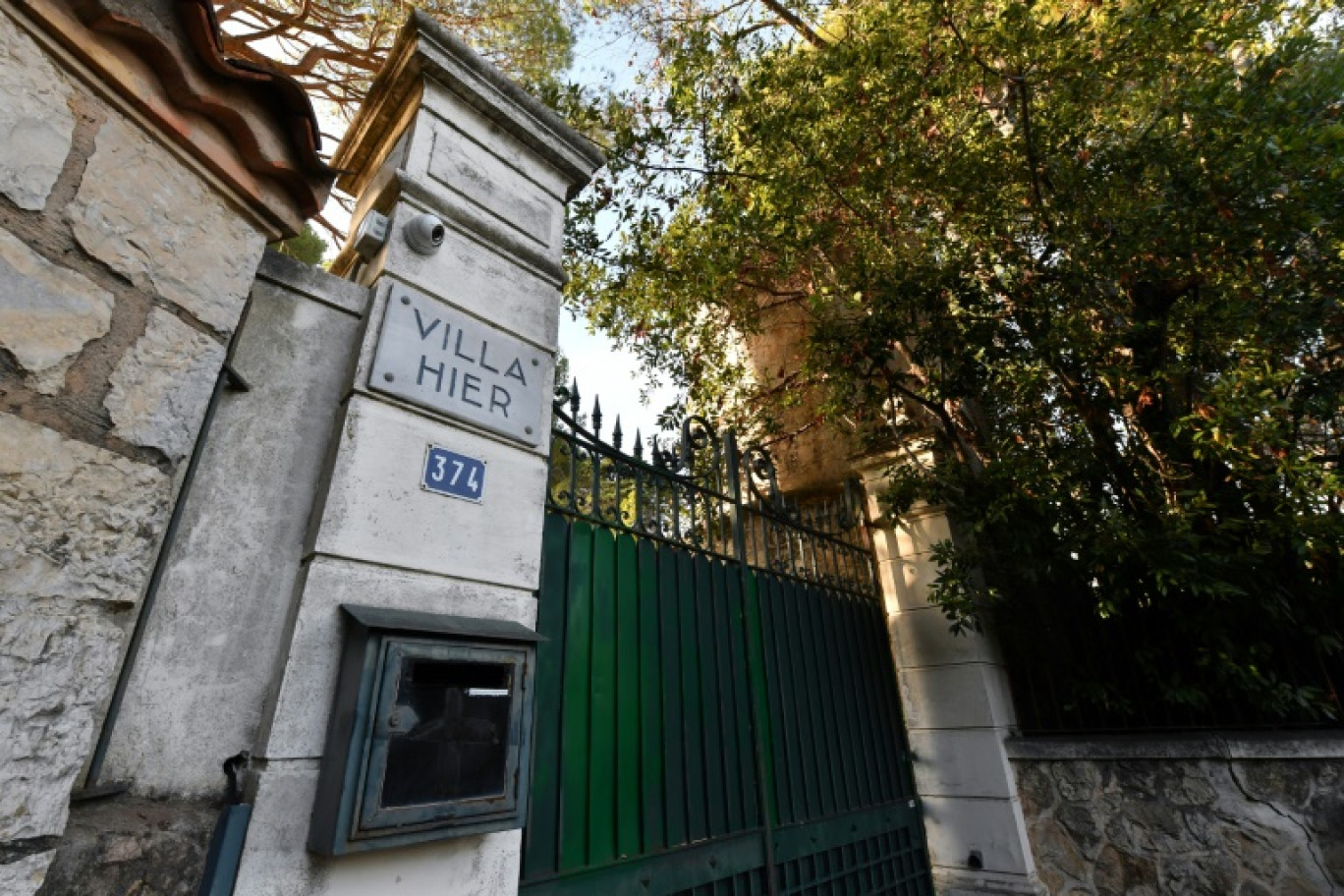 Photo de l'entrée de la villa "Hiers" au cap d'Antibes, prise le 22 novembre 2017 © Yann COATSALIOU