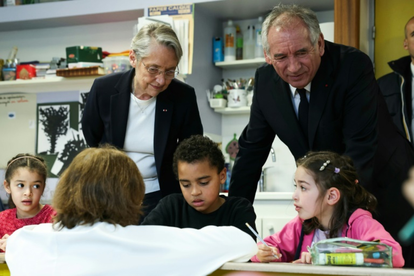 Le Premier ministre François Bayrou et la ministre de l'Education Elisabeth Borne en visite dans une école élémentaire à Rueil-Malmaison (Hauts-de-Seine), le 28 mars 2025 © Thomas SAMSON