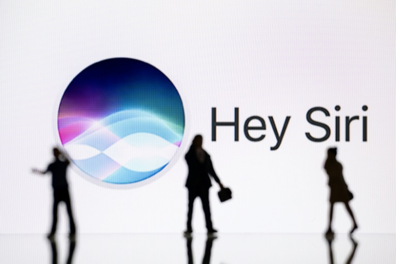 Le report par Apple du lancement de la nouvelle version de son assistant vocal Siri, dopé à l'intelligence artificielle (IA), a effrité un peu plus l'image d'innovateur de la marque à la pomme et accentué son retard dans la course à l'IA © SEBASTIEN BOZON