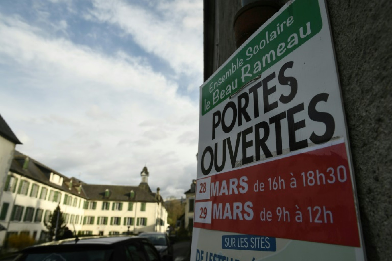 Un panneau annonce les journées portes ouvertes du collège "Le Beau Rameau" de Lestelle-Bétharram, dans les Pyrénées-Atlantiques, le 28 mars 2025 © Gaizka IROZ