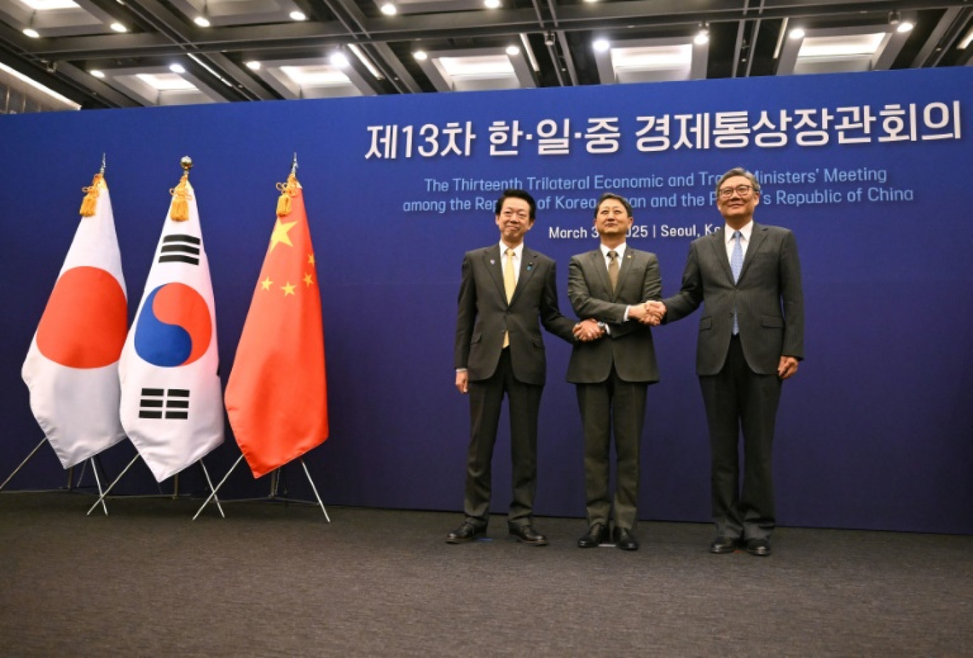 Le ministre sud-coréen de l'Industrie Ahn Duk-geun (centre), le ministre japonais de l'Economie, du Commerce et de l'Industrie Yoji Muto (gauche) et le ministre chinois du Commerce Wang Wentao (droite) à Séoul le 30 mars 2025 © Jung Yeon-je