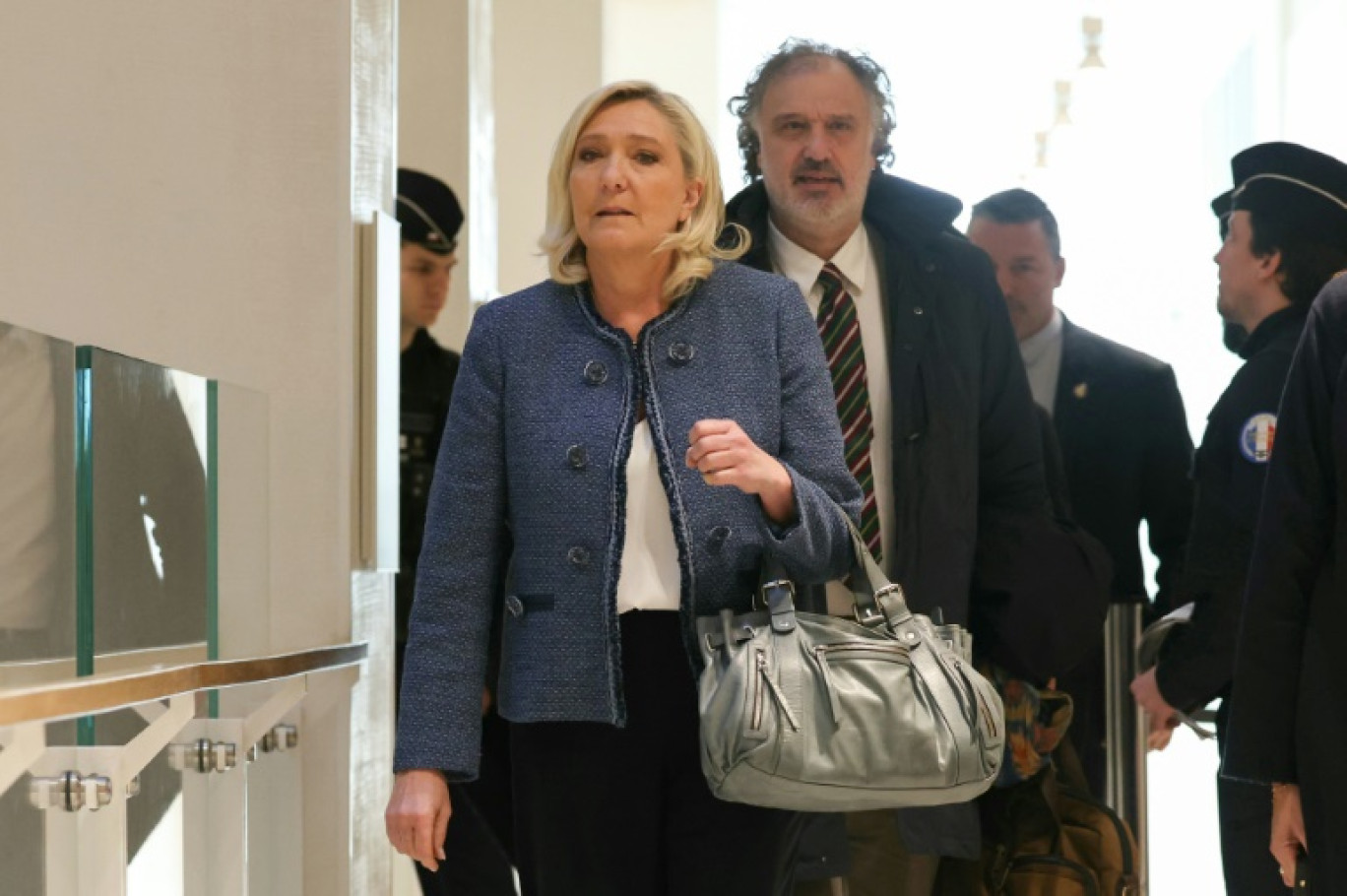 Marine Le Pen (g), présidente du groupe parlementaire du Rassemblement national (RN), accompagnée de son avocat Rodolphe Bosselut, arrive au tribunal de Paris, le 31 mars 2025 © Alain JOCARD