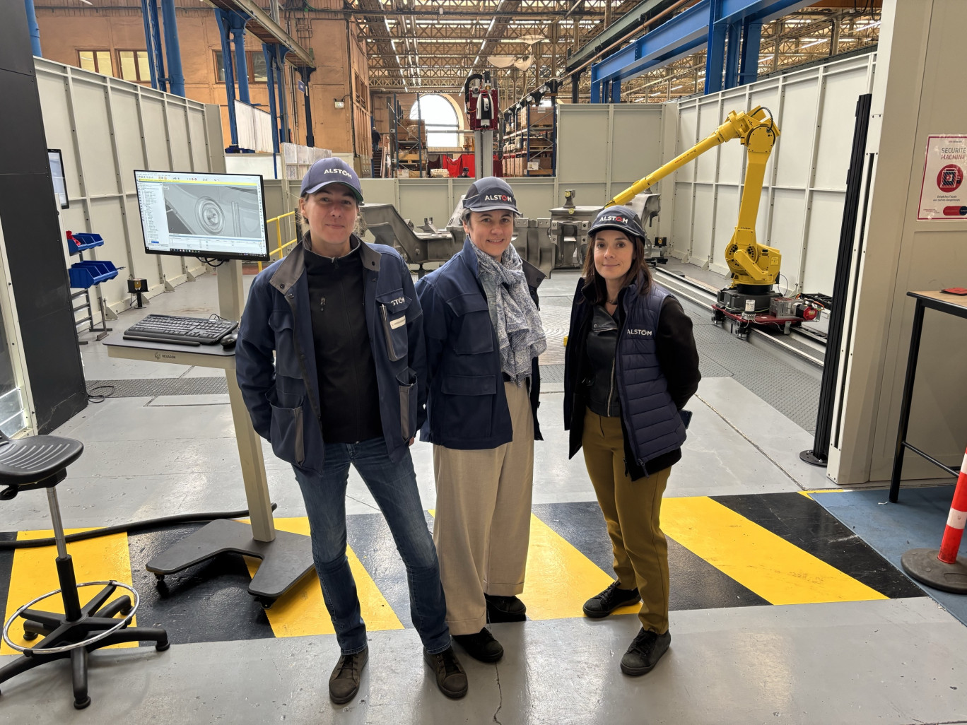Charlotte Vandenkerckhove, Anne-Louise Clerc et Marion Loriot montrent que les femmes ont aussi leur place dans l’univers de l’industrie. © Alstom