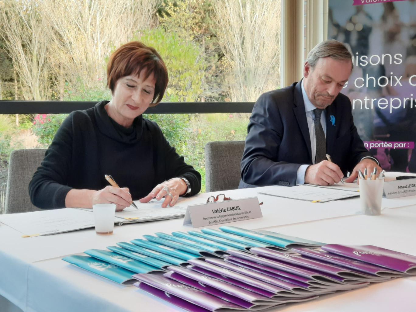 © Aletheia Press/L.Péron De g. à dr. : Valérie Cabuil, rectrice de la région académique de Normandie et Arnaud Lefort, président du Clubster École-Entreprise Hauts-de-France.