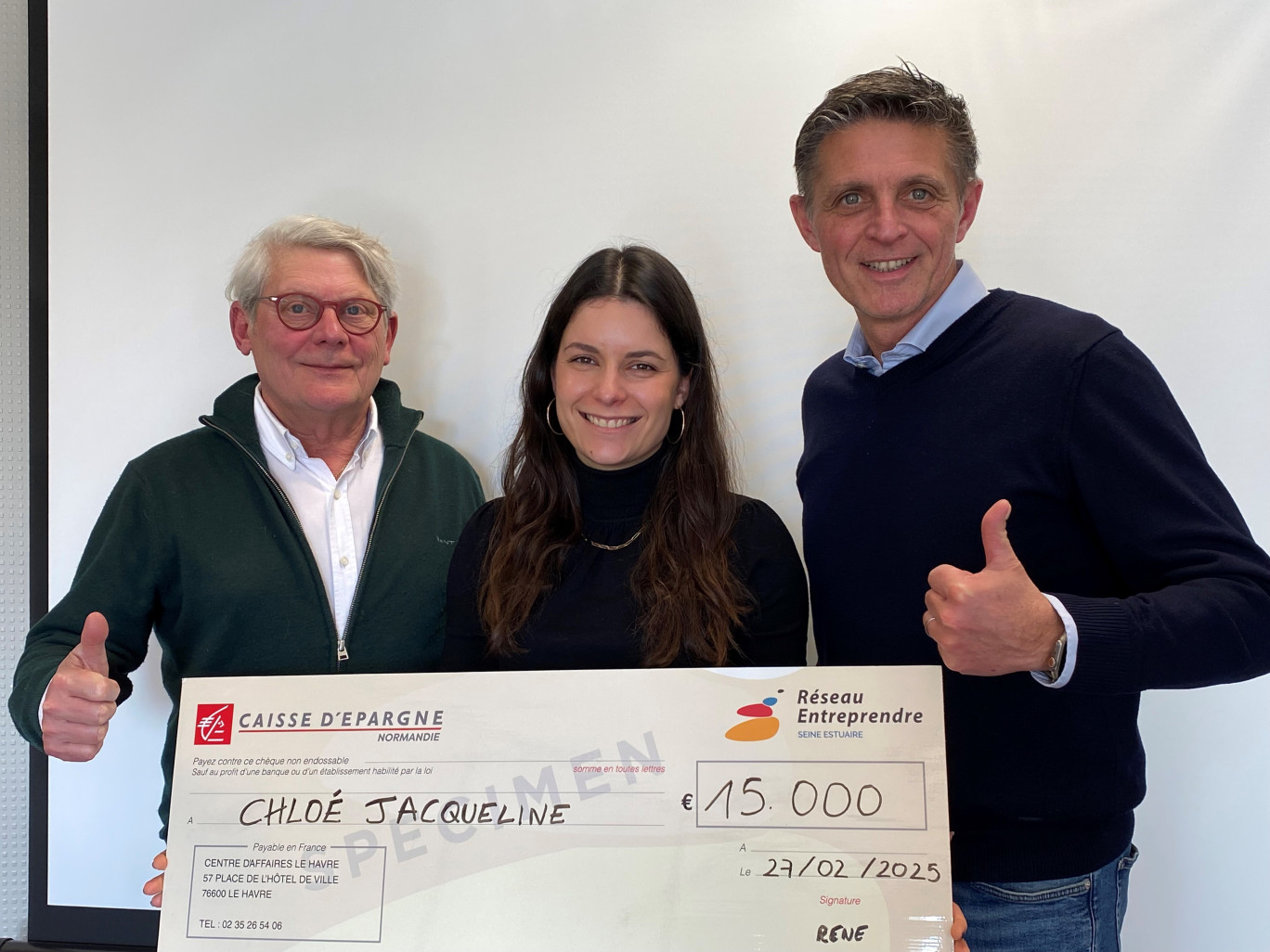  ©Réseau Entreprendre® Normandie Estuaire  Légende (de gauche à droite) : Yves Fouchet (l’un des accompagnateurs) / Chloé Jacqueline (lauréate) / Frédéric Viguié (vice-président de l'association, représentant de la présidente Réseau Entreprendre® Normandie Estuaire)  