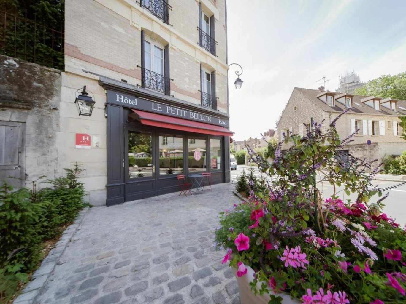 Le Logis Hôtel Le Petit Bellon à Senlis. © Logis Hôtel