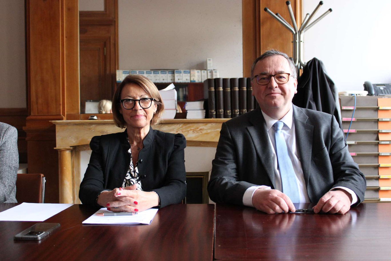 Chantal Lenoir, présidente du tribunal de commerce de Compiègne etean-Luc Brenner, administrateur de la DGFIP de l'Oise ont signé une concention de partenariat.