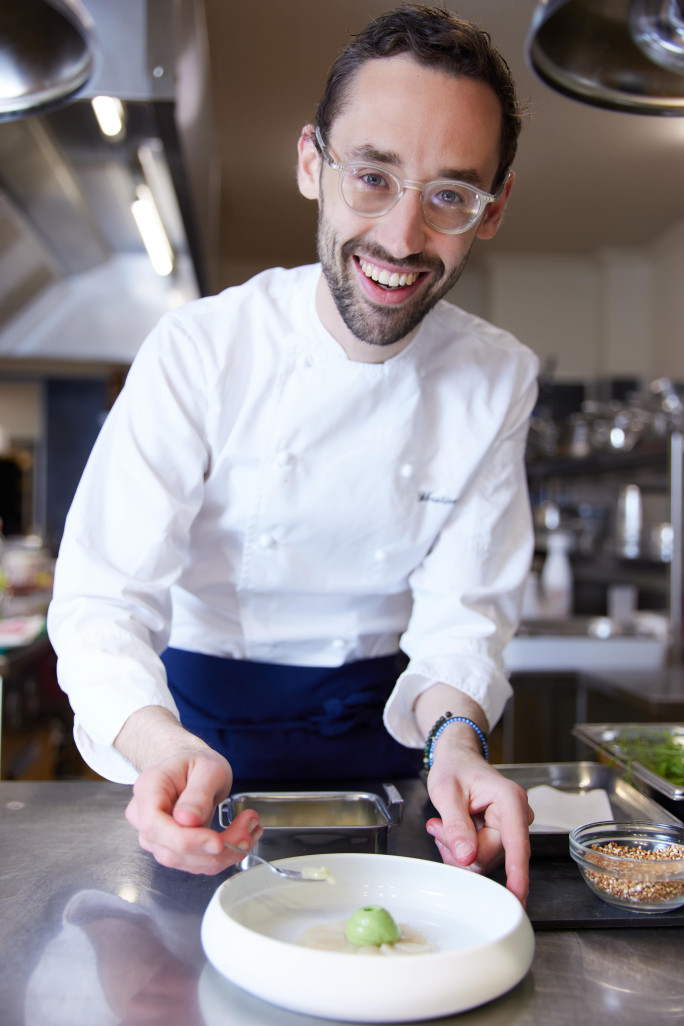 Sébastien Renard confectionnant un feuille à feuille de Saint-Jacques, cresson sauvage, persil, capucine et croustillant de sarrasin poivre de la passion. © Lena Heleta