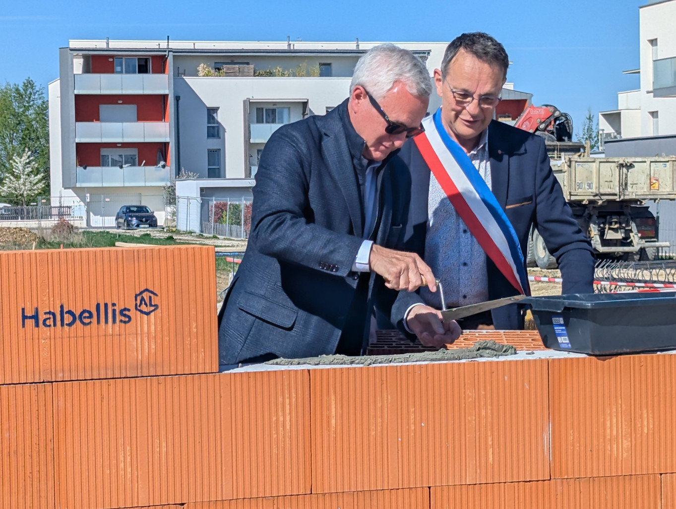 Jean-François Buet, président d’Habellis et Philippe Belleville, maire, ont posé la première pierre de la résidence Influen’S, un lotissement de 12 maisons individuelles à Sennecey-lès-Dijon. © Aletheia Press / Nadège Hubert