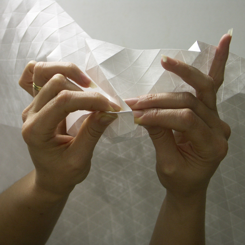 Sylvie Hoarau est une artiste et designer spécialisée dans les arts de l’origami et du kirigami. © Oarodesign