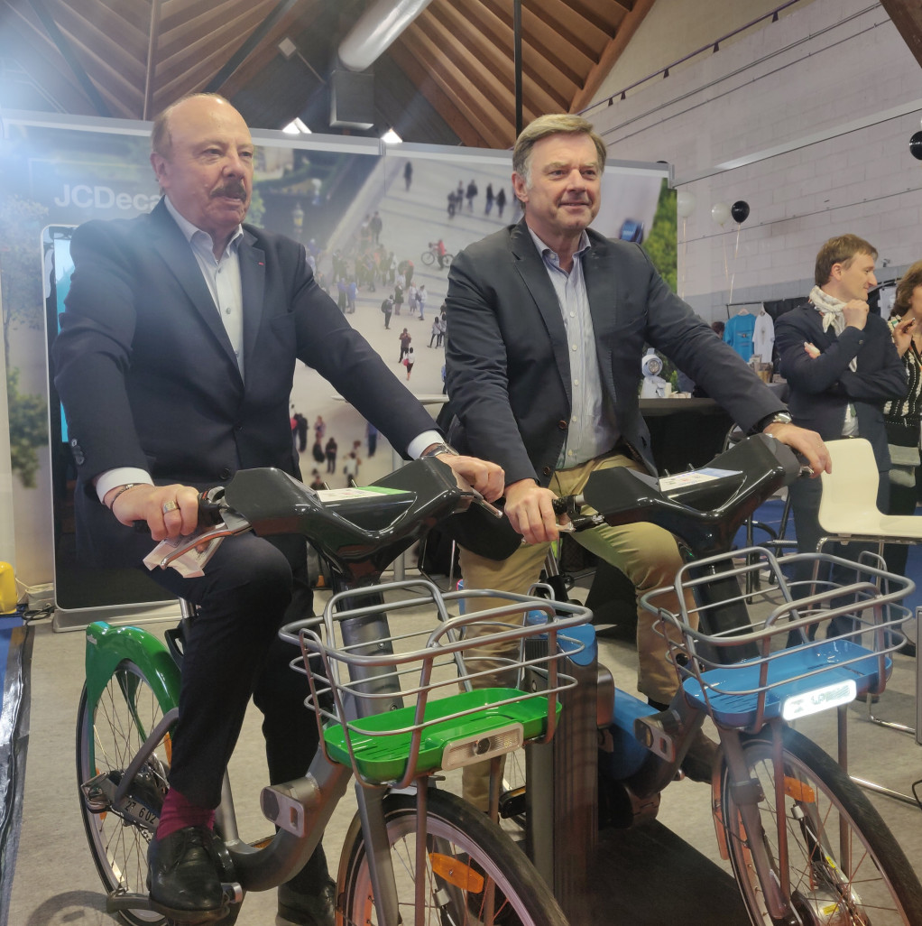 Alain Gest et Hubert de Jenlis testent les nouveaux Vélam lors du salon Business Expo. © Aletheia Press / DLP