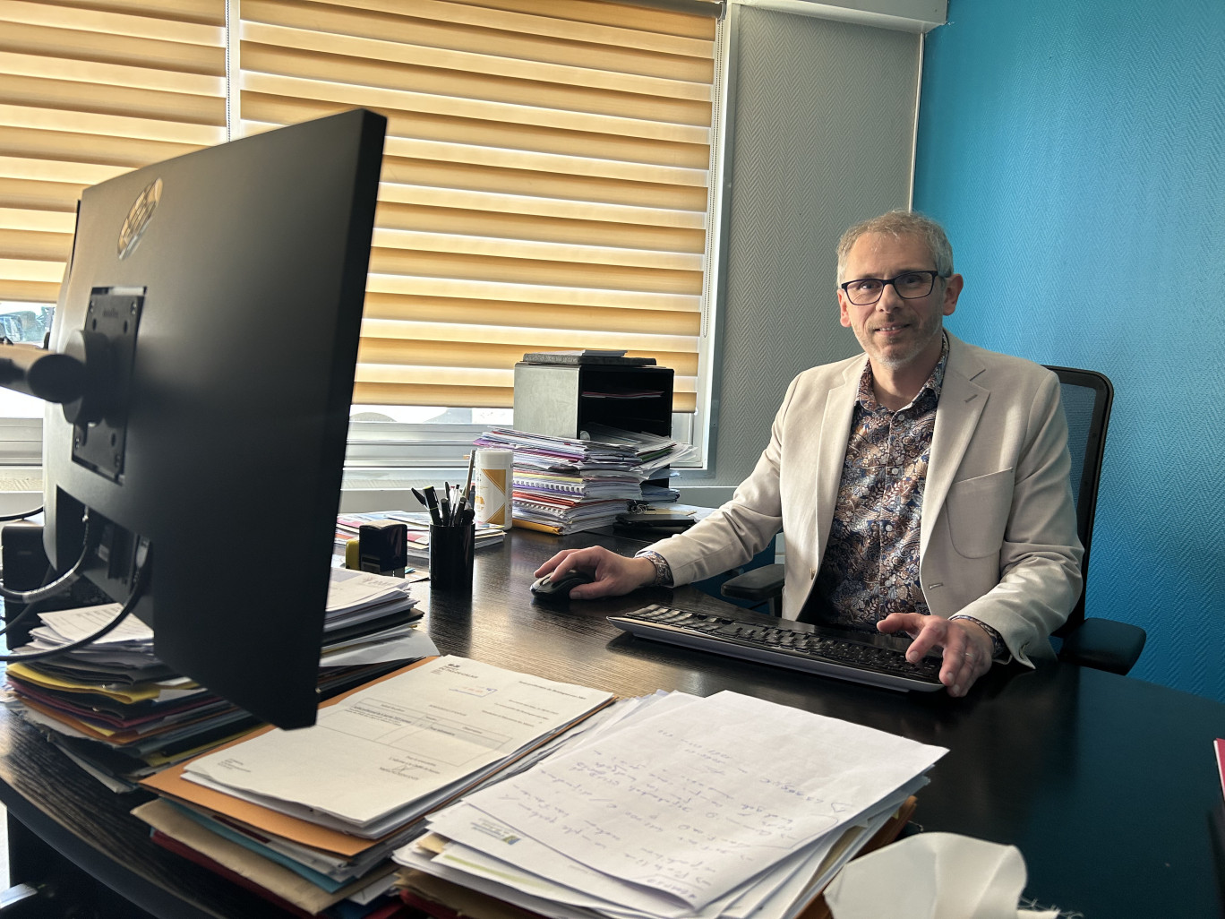 Dominique Pecqueur, Directeur Général des Services de Neufchâtel-Hardelot, coordonne les actions municipales face aux défis de la saisonnalité et de la transition écologique. © Aletheia Press / L.Péron