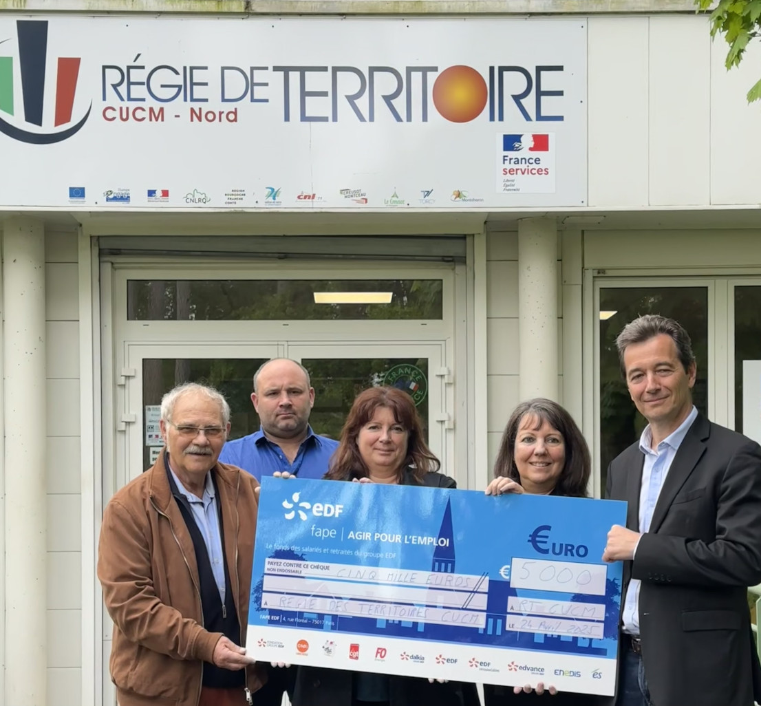 Ce 24 avril, la Régie de territoires de la communauté urbaine Creusot Montceau Nord a reçu un chèque de 5 000 euros de la part de du fonds Agir pour l’emploi d'EDF. (@EDF)