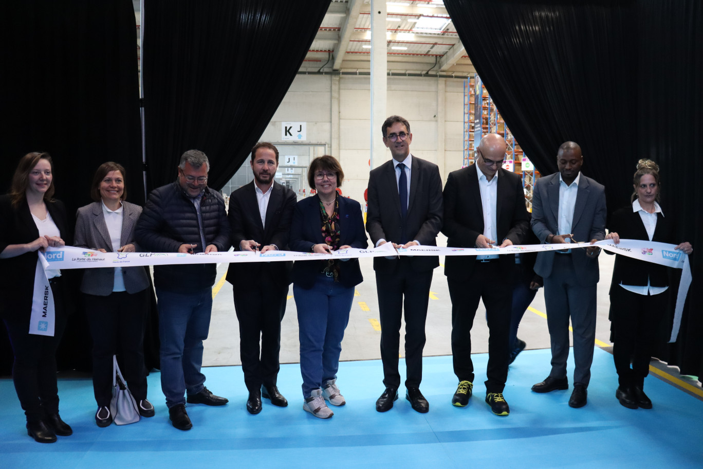 Les représentants de Maersk et les élus locaux étaient présents pour inaugurer l’entrepôt logistique de Denain. © Aletheia Press / E.Chombart