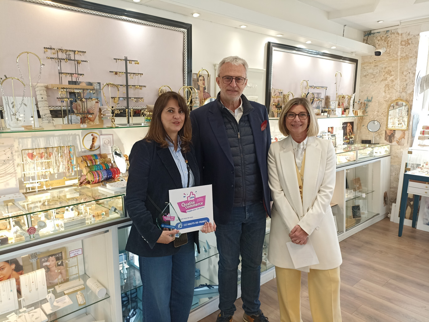 Karine Demu, gérante du commerce Un monde perles a reçu le label.