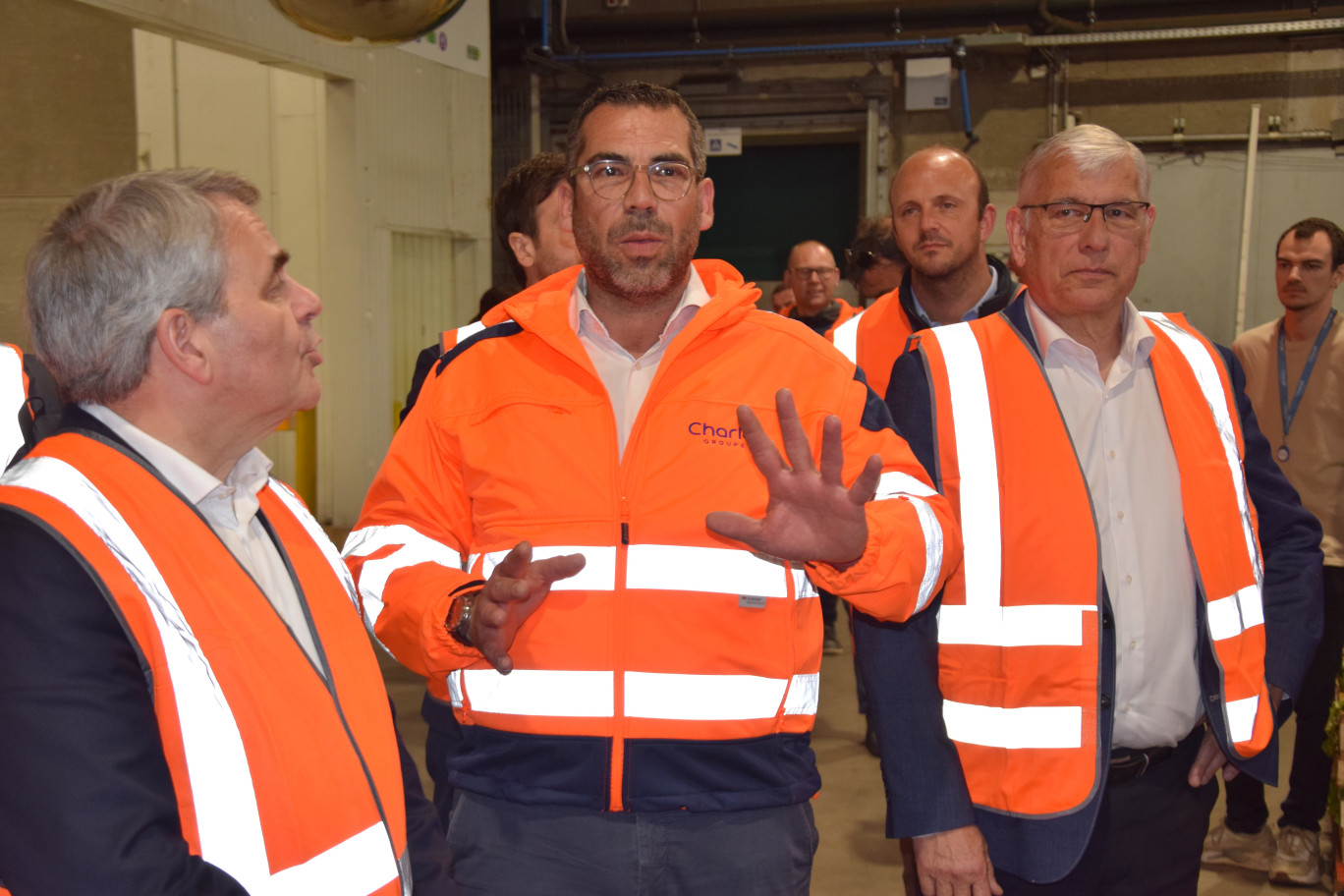 De gauche à droite : Xavier Bertrand, Président du Conseil régional des Hauts-de-France ; Stéphane Jean-Baptiste, Président Directeur Général du Groupe Charlet ; et Michel Delepaul, Vice-Président de la MEL et maire de Bois-Grenier