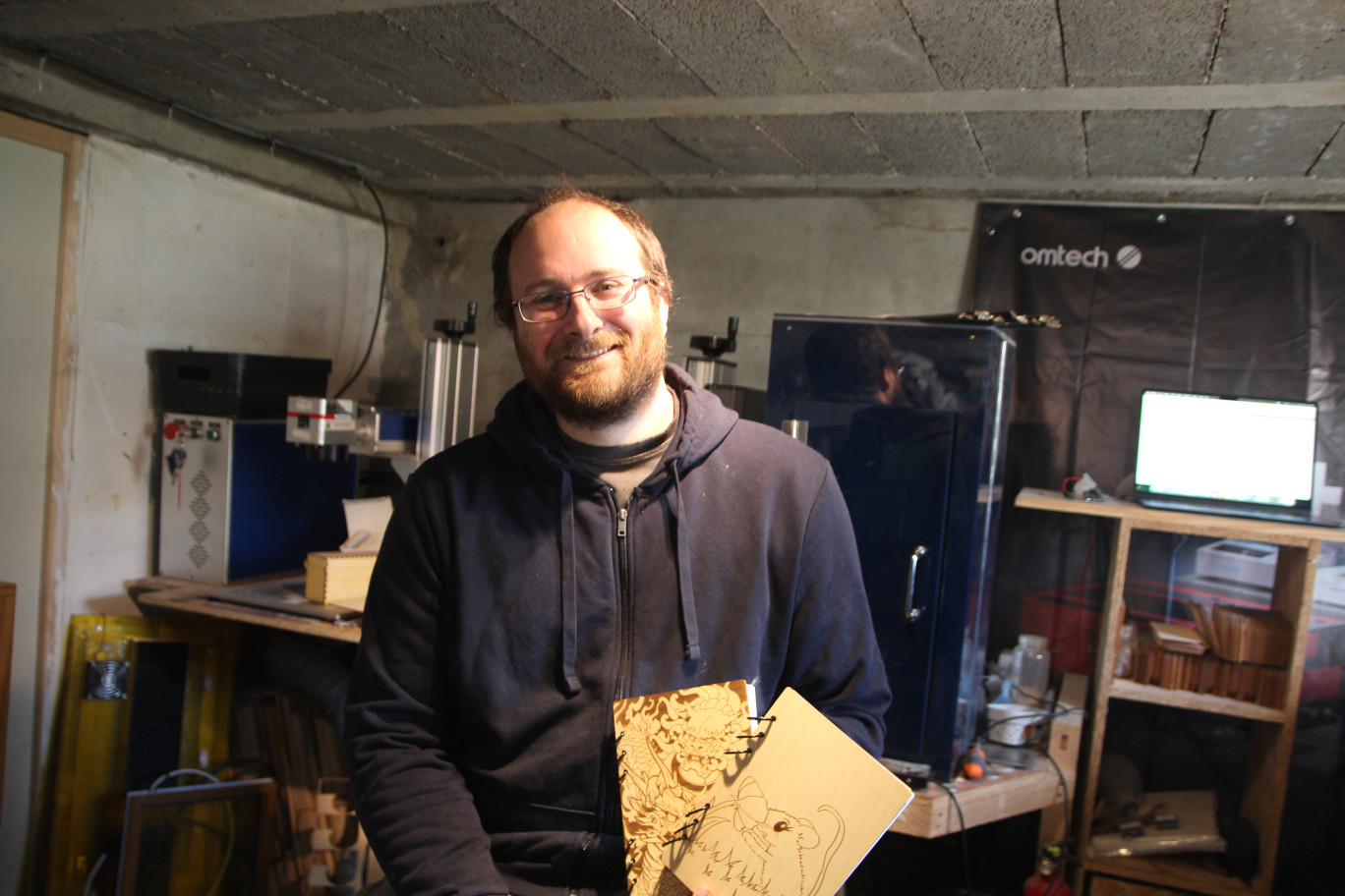 Yohan Laroudie a installé son atelier dans le sous-sol de sa maison, avec ses machines de découpe et gravure au laser. © Aletheia Press / B.Delabre
