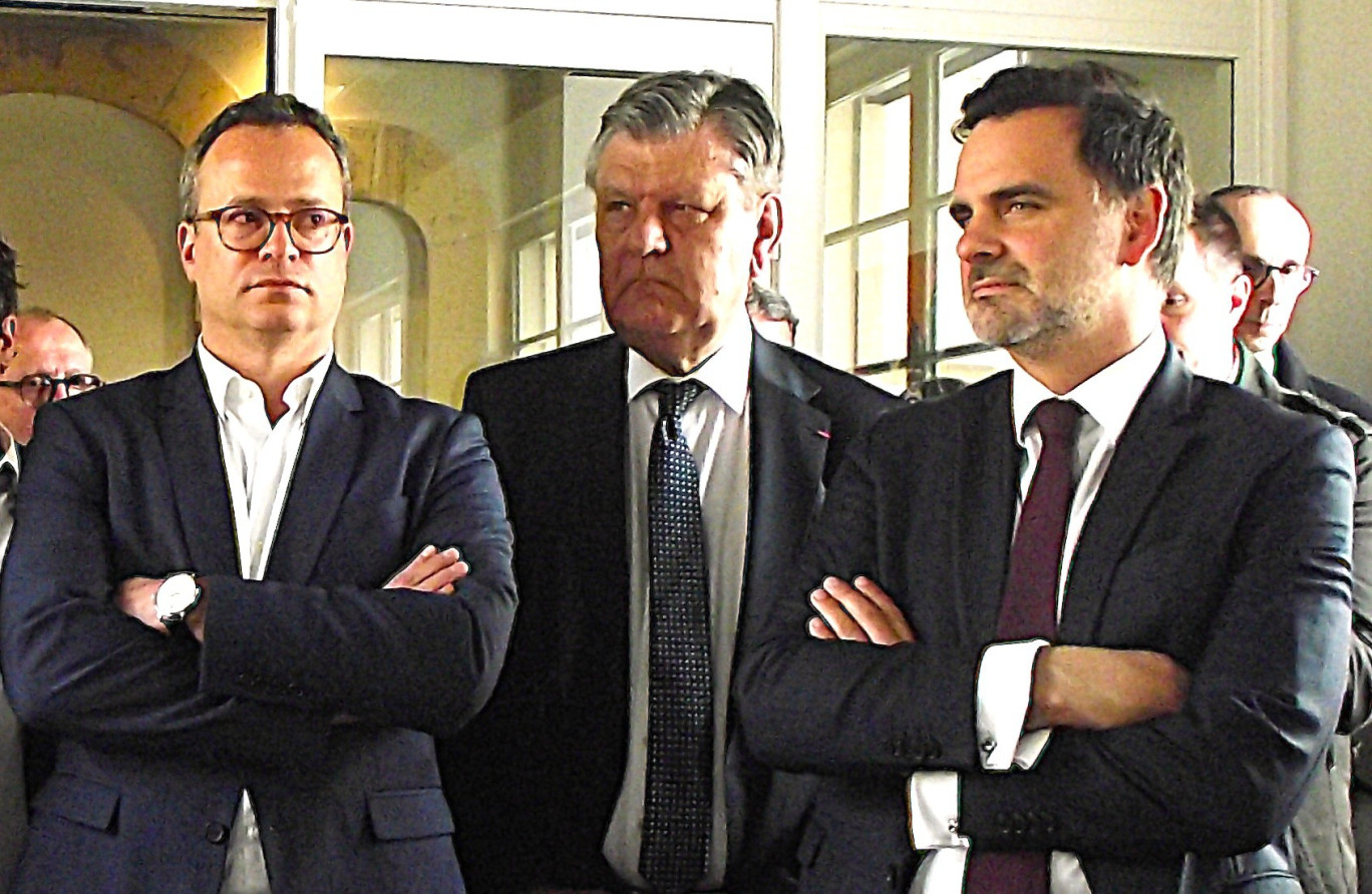 Laurent Saint-Martin (à droite) a visité les locaux de l'entreprise Matawan (ex-Ubitransport) dirigée par Jérôme Tredan (à gauche), en compagnie de Jean-Patrick Courtois, maire de Mâcon. © Aletheia Press / Ch.Dalsbaek