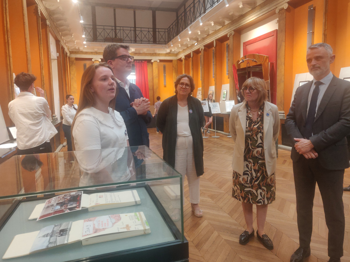Les élèves du bac pro ASS, épaulés par Louis Teyssedou et Catherine Baquet ont présenté l’exposition à Marie-Christine Verdier-Jouclas et Philippe Destable. © Aletheia Press / D. La Phung