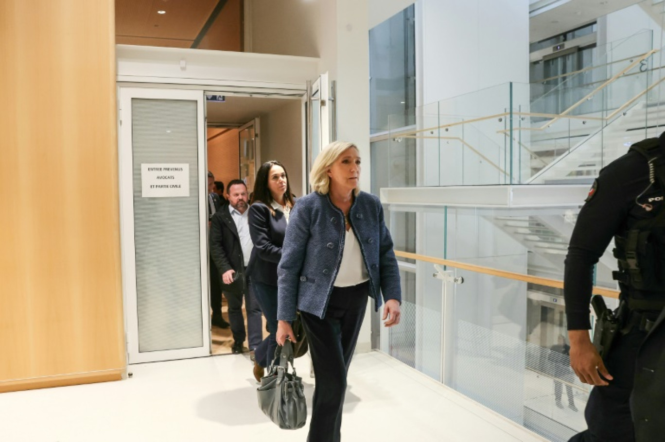 Présidente du groupe parlementaire du parti d'extrême droite français Rassemblement National (RN), Marine Le Pen (droite), marche suivie par la co-accusée et membre française du Parlement européen Catherine Griset (centre) alors qu'elles quittent la salle d'audience du tribunal de Paris le 31 mars 2025 © ALAIN JOCARD
