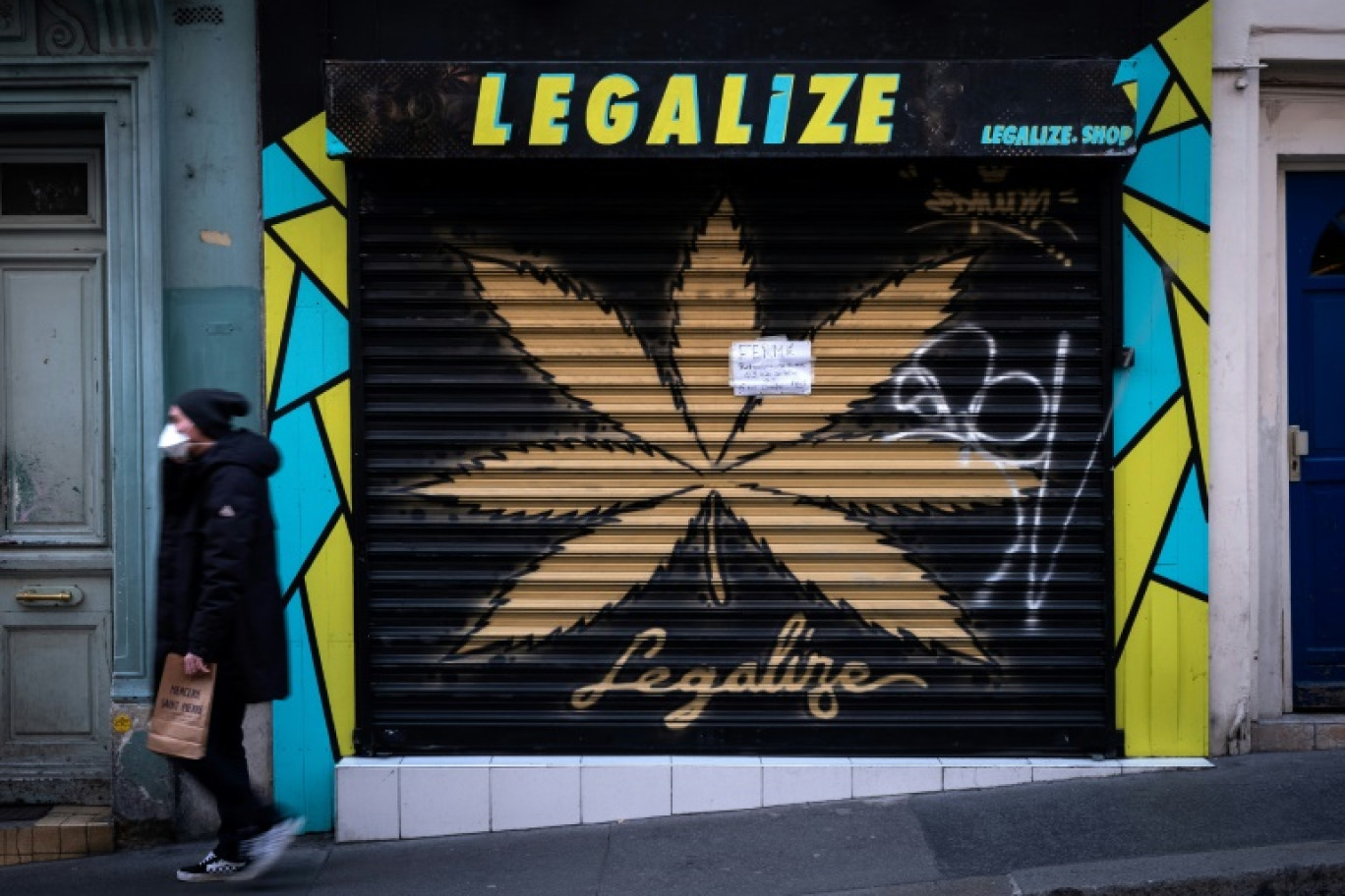 Rideau fermé sur une boutique spécialisée dans le CBD à Paris, le 5 février 2022 © JOEL SAGET