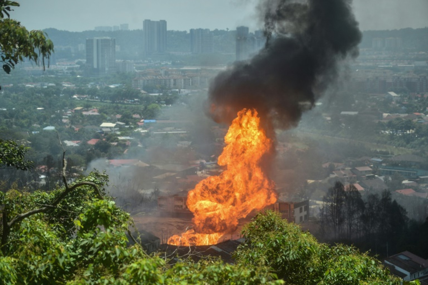 Une fuite sur un gazoduc provoque le 1er avril 2025 un incendie massif à Puchong, en Malaisie © ARIF KARTONO