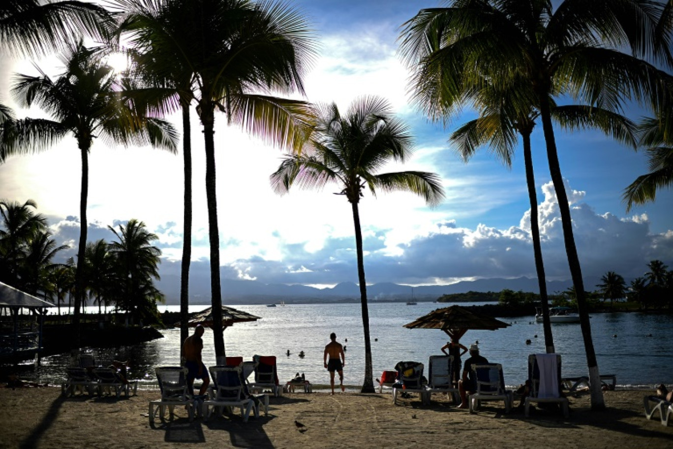Des touristes profitent de la plage du Gosier, en Guadeloupe, le 24 novembre 2021 © Christophe ARCHAMBAULT