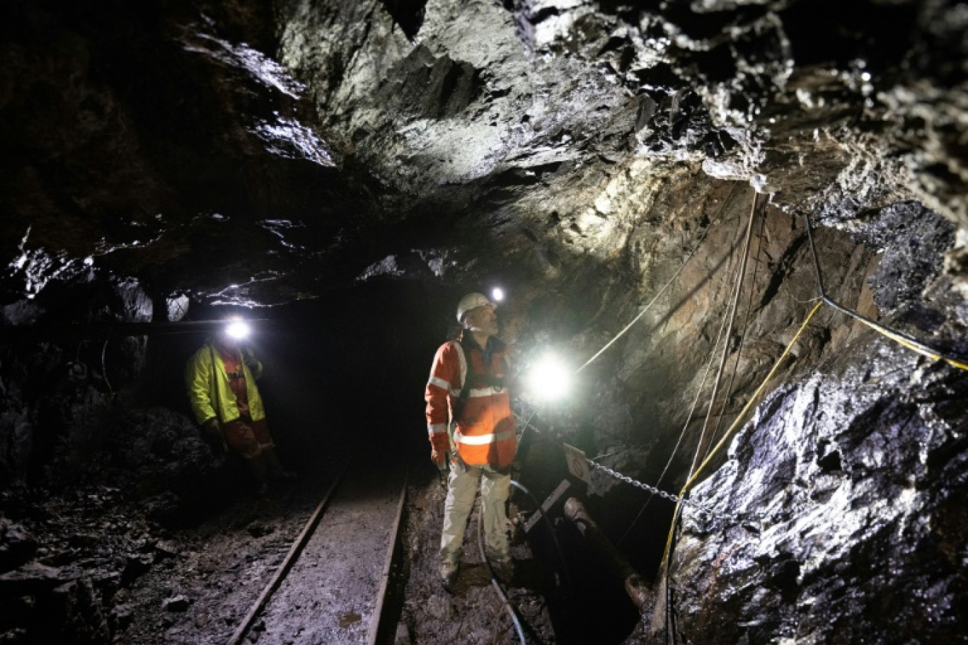Le PDG d'Alba, George Frangeskides, inspecte la roche à l'intérieur de la mine de Clogau-St David's, au pays de Galles, le 27 mars 2025 © Oli SCARFF