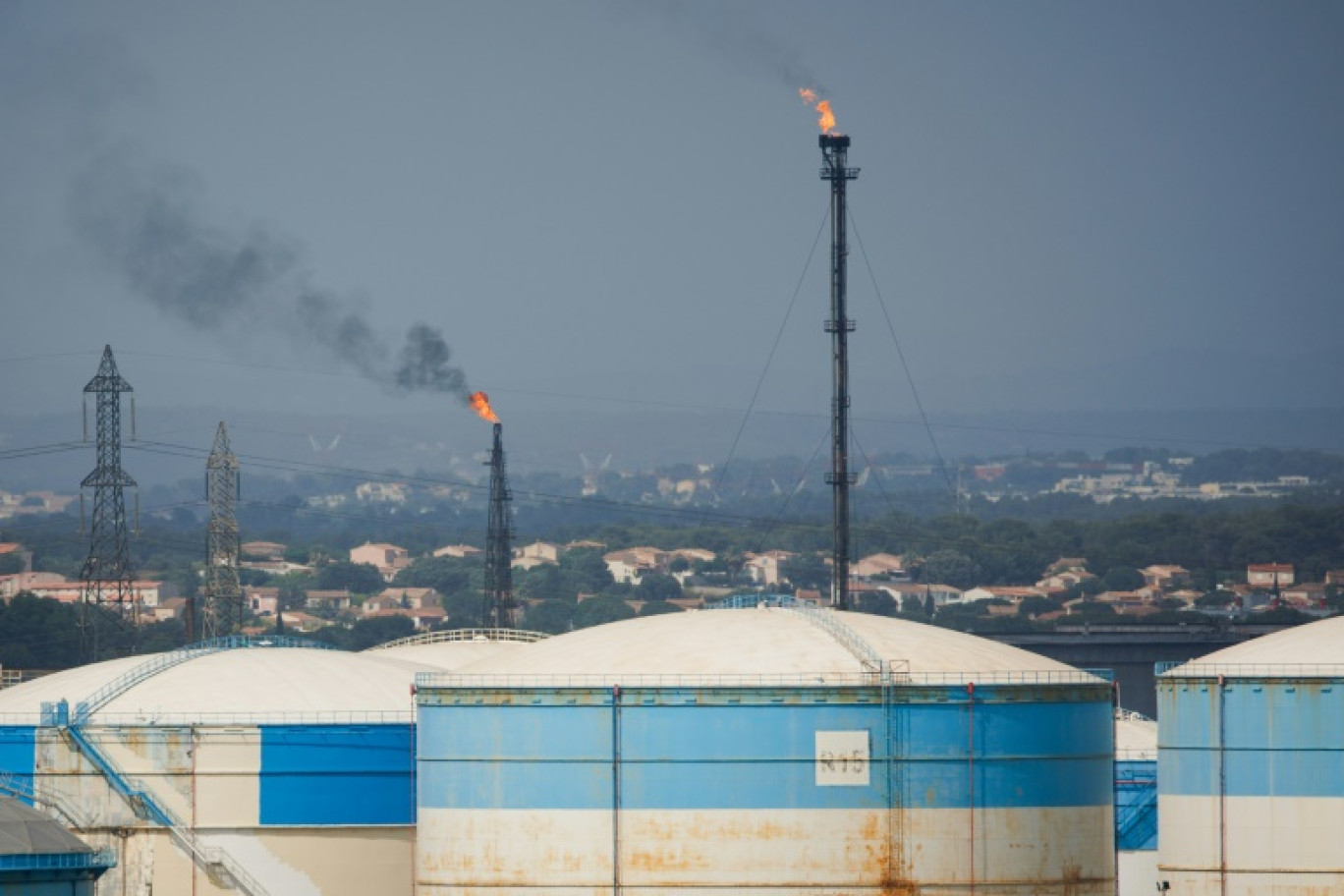 La Commission nationale du débat public (CNDP) donne le coup d'envoi de trois mois de discussions sur l'avenir de la région de Fos-Berre, deuxième zone industrielle la plus polluante de France située à 50 km de Marseille © CLEMENT MAHOUDEAU