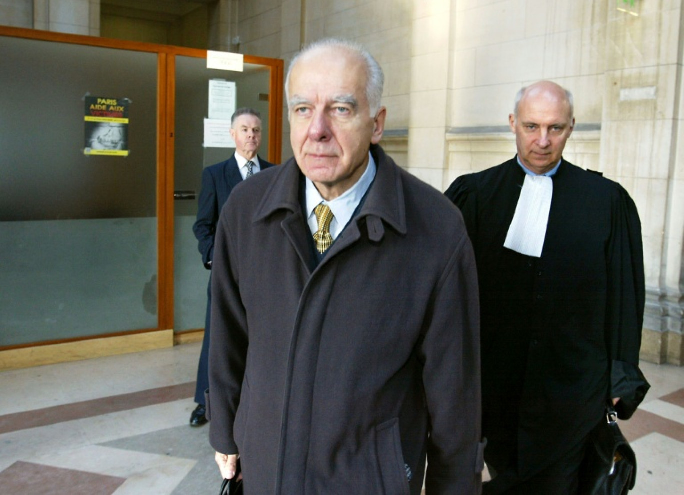 Jean-Yves Haberer, ex-PDG du Crédit Lyonnais, au palais de justice à Paris le 27 janvier 2003, avec son avocat Pierre Cornut-Gentille © Jack GUEZ