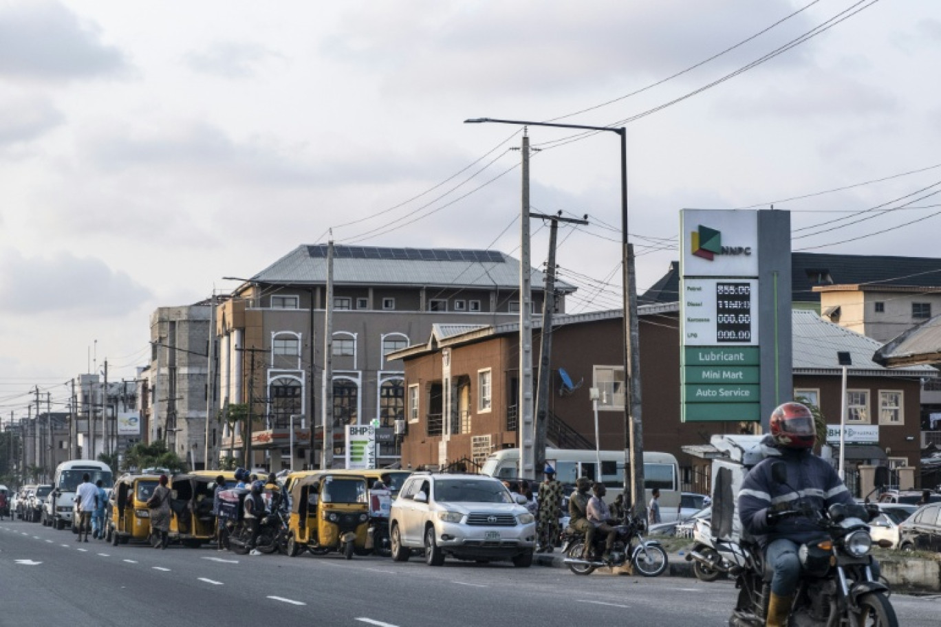 Des véhicules font la queue pour faire le plein dans une station-service de la NNPC (Nigerian National Petroleum Corporation) à Lagos, capitale économique du Nigeria, le 4 septembre 2024 © FAWAZ OYEDEJI