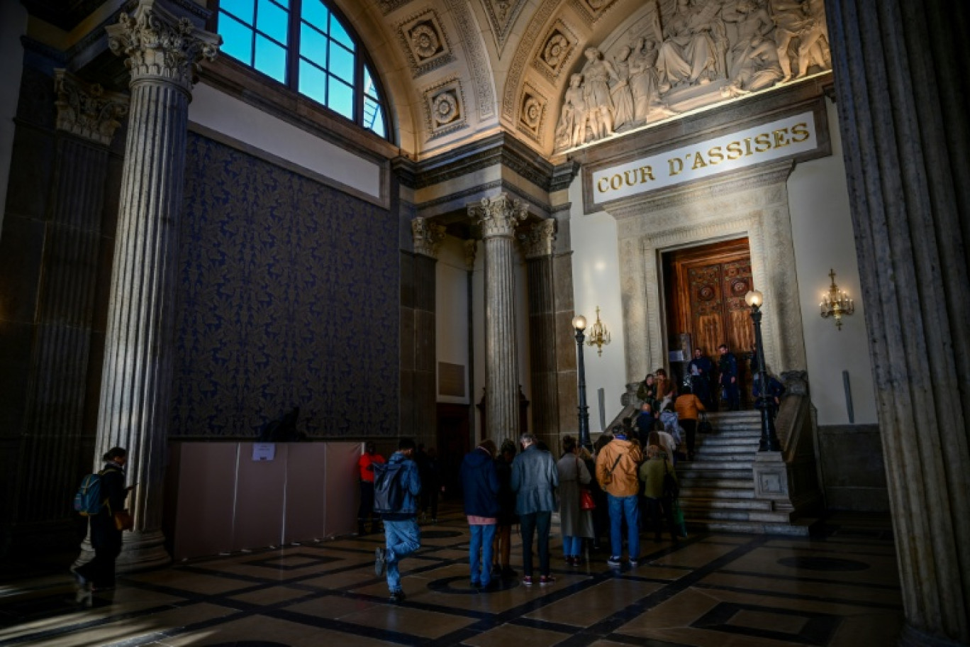 Les avocates de l'accusée Myriam Jaouen, Mailys Leduc (d) et Julia Coppard quittent la salle d'audience pendant une suspenion à la Cour d'assises de Lyon, le 2 avril 2025 © OLIVIER CHASSIGNOLE