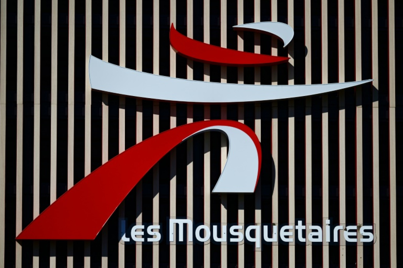 Le logo Intermarché du groupe "Les Mousquetaires" sur la façade d'un magasin à Béziers, le 30 mars 2025 dans l'Hérault © GABRIEL BOUYS