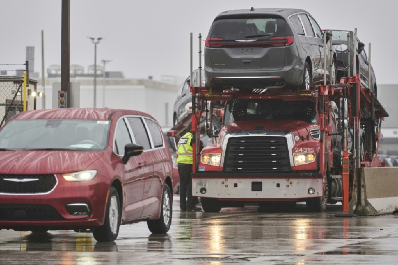 Des ouvriers transportent des mini-fourgonnettes Chrysler à l'usine d'assemblage Stellantis Windsor à Windsor (Ontario), au Canada, le 31 janvier 2025 © Geoff Robins