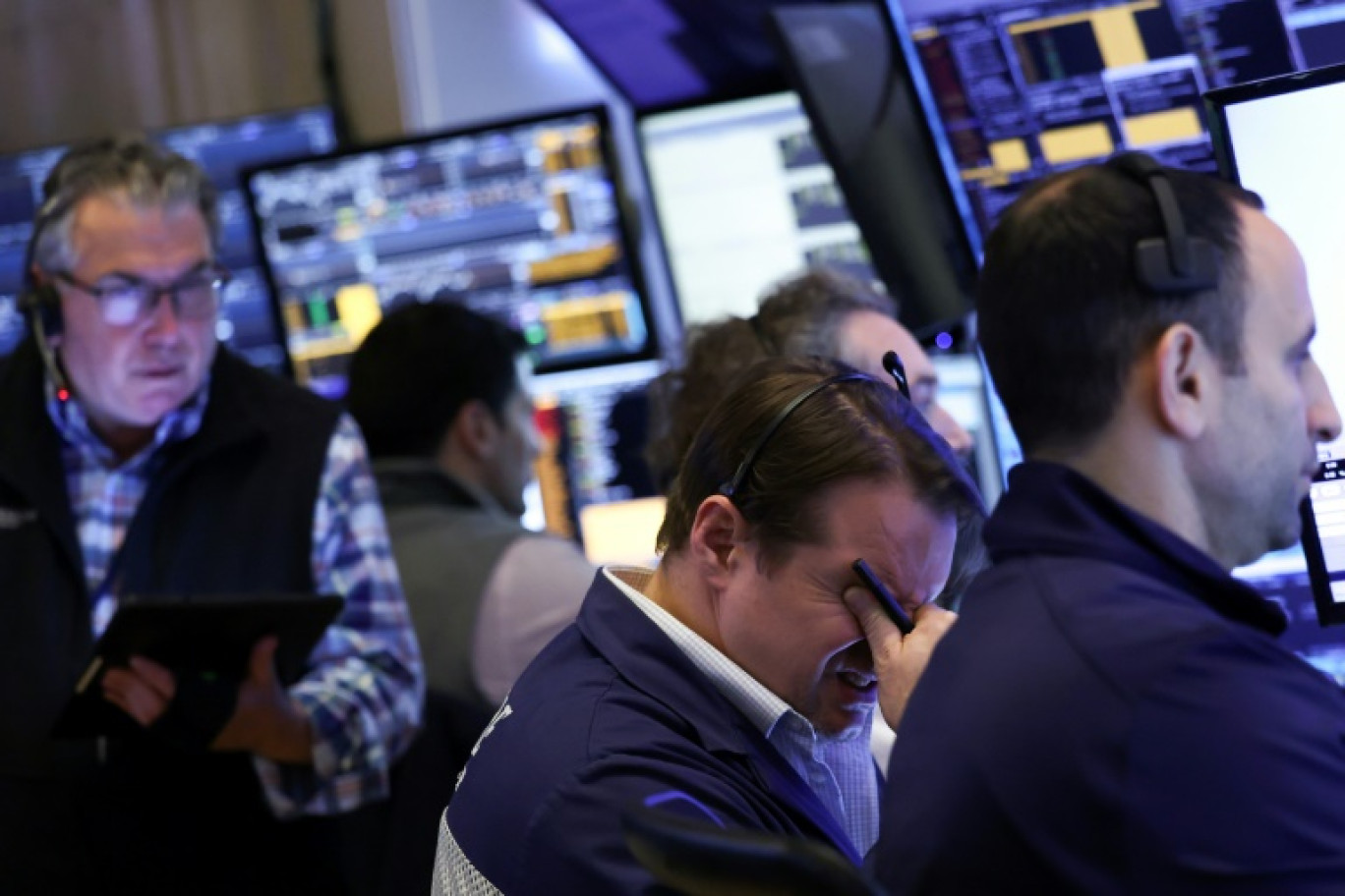Des traders de Wall Street réagissent à la chute de la Bourse, le 3 avril 2025 à New York © CHARLY TRIBALLEAU