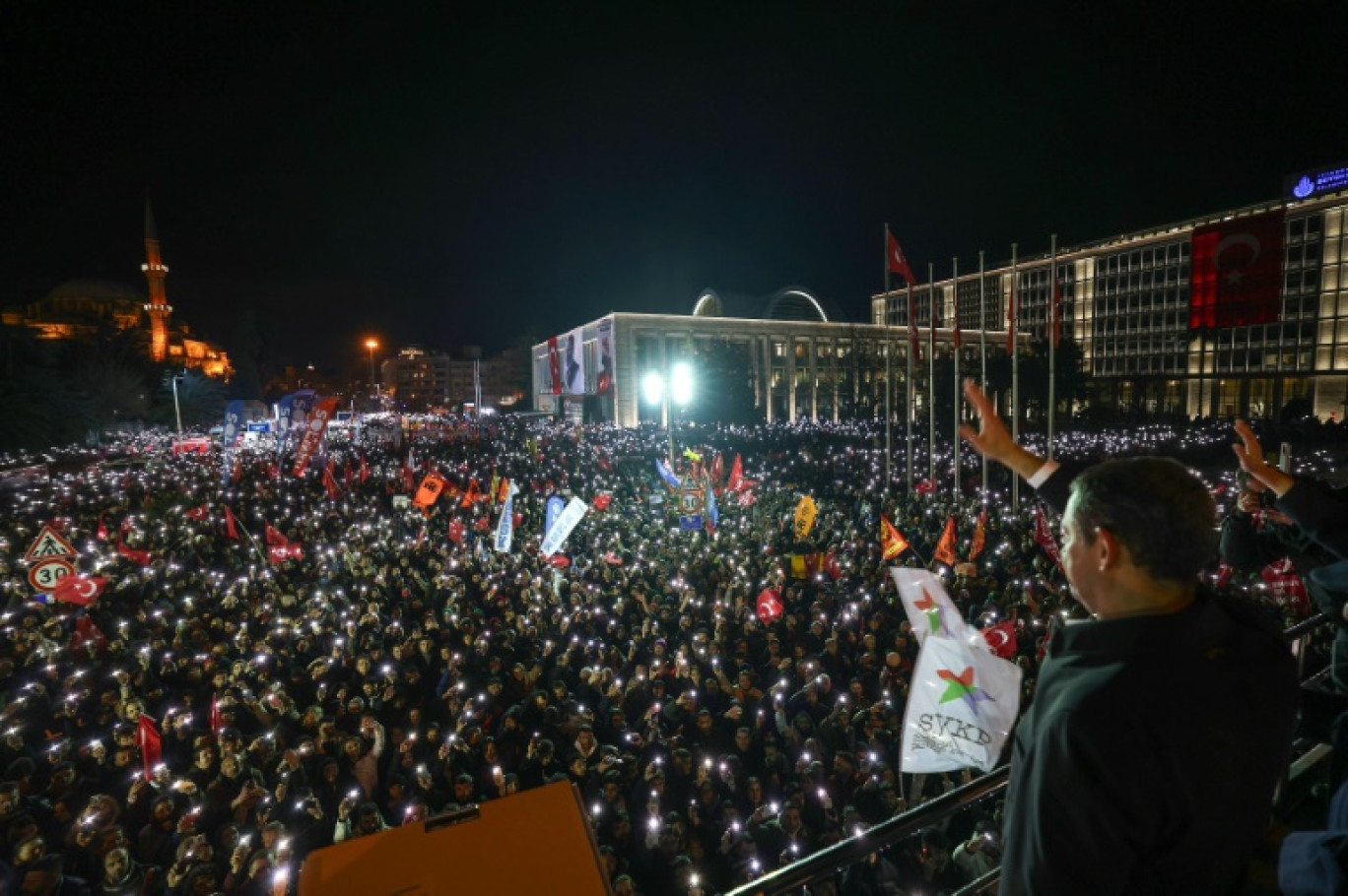 Özgür Özel face à une foule réunie devant l'hôtel de ville d'Istanbul après l'arrestation du maire de la ville, le 19 mars 2025 © HANDOUT