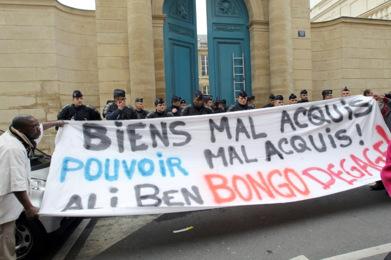 Des militants du collectif Jeudi Noir manifestent contre le président gabonais Ali Bongo Ondimba devant un hôtel particulier dont il serait propriétaire, en février 2011 à Paris © PIERRE VERDY