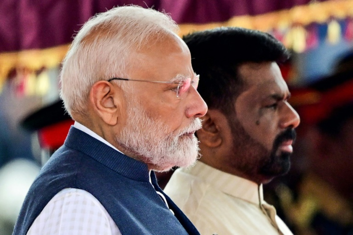 Le président sri-lankais Anura Kumara Dissanayake (d) et le Premier ministre indien Narendra Modi lors d'une cérémonie place de l'Indépendance à Colombo, le 5 avril 2025 © Ishara S. KODIKARA