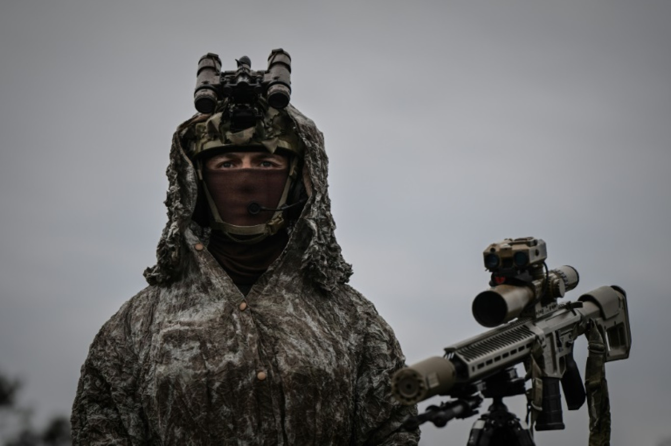 Un tireur d'élite des forces spéciales de l'armée française lors d'une démonstration tactique dans le cadre de la 7e édition du salon Sofins, à Martignas-sur-Jalle, le 3 avril 2025 en Gironde © Philippe LOPEZ