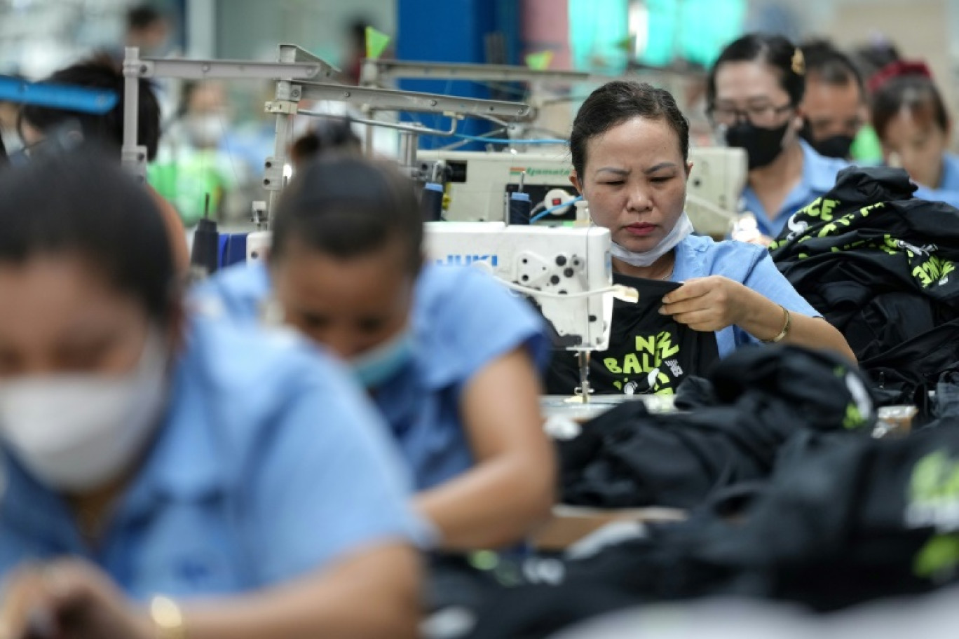 Des ouvrières cousent des vêtements dans une usine de textile à Ho Chi Minh Ville, le 3 avril 2025 au Vietnam © Huu Kha
