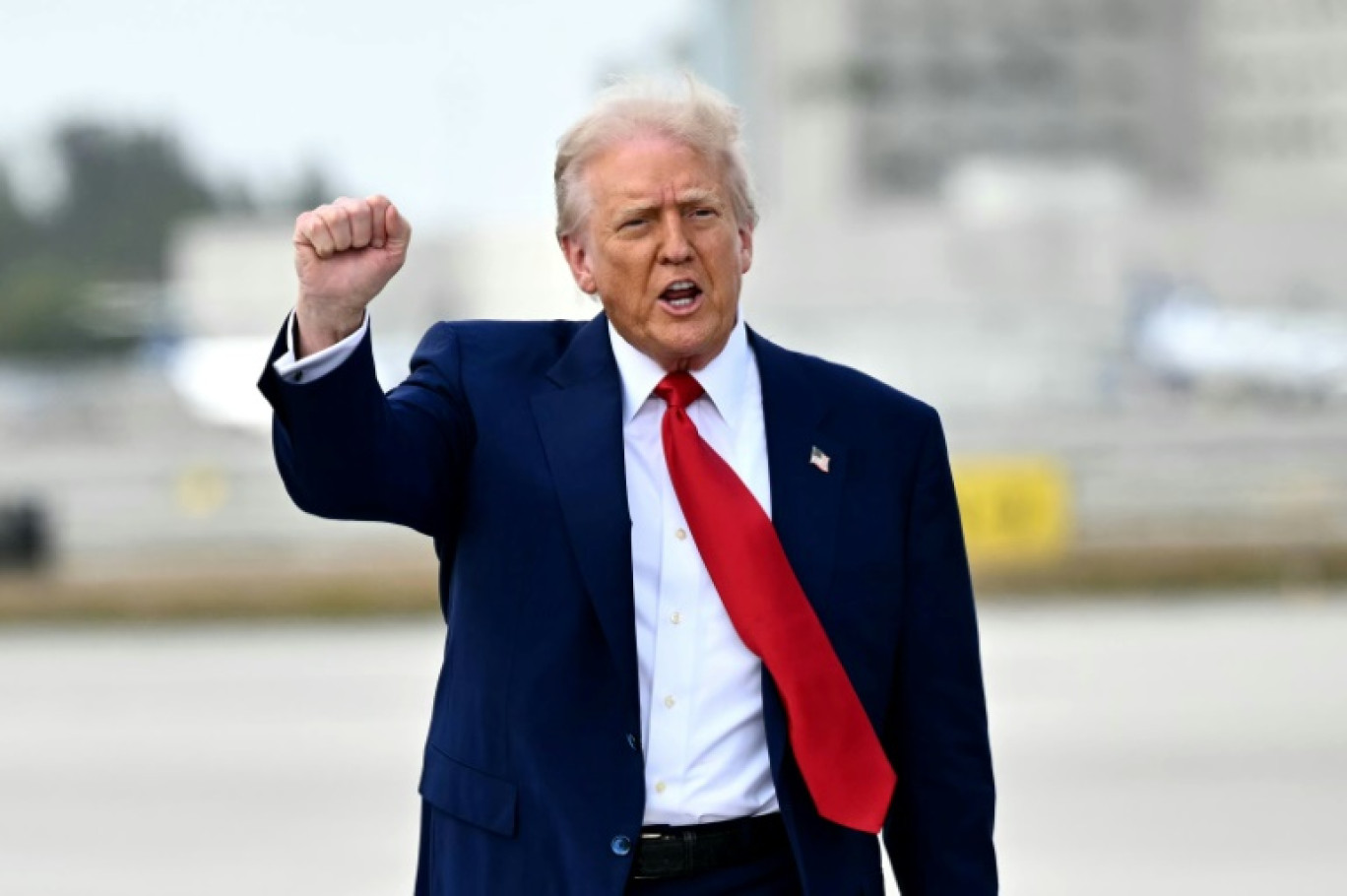 Le président américain Donald Trump à bord de l'avion Air Force One, le 6 avril 2025 © MANDEL NGAN