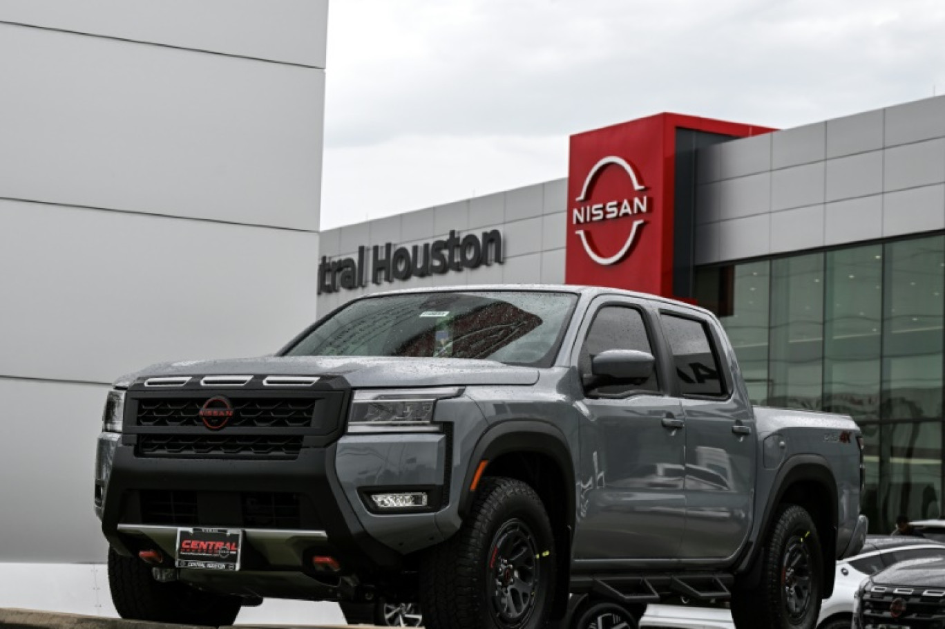 Un pick-up Nissan Frontier devant un concessionnaire à Houston, au Texas, le 27 mars 2025 © RONALDO SCHEMIDT