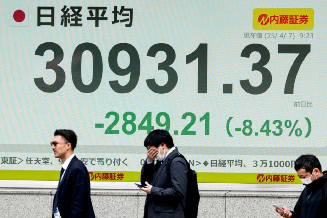 Un écran électronique à Tokyo montrant l'indice Nikkei en chute le 7 avril 2025 © Kazuhiro NOGI