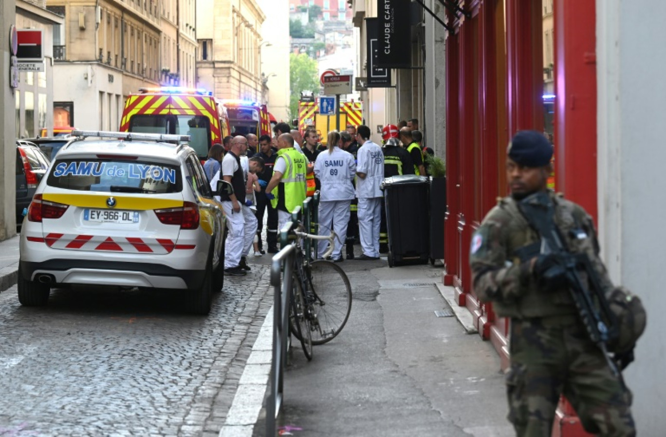 Des membres des services de secours rassemblés sur les lieux d'un attentat à la bombe le 24 mai 2019 dans le centre de Lyon © PHILIPPE DESMAZES